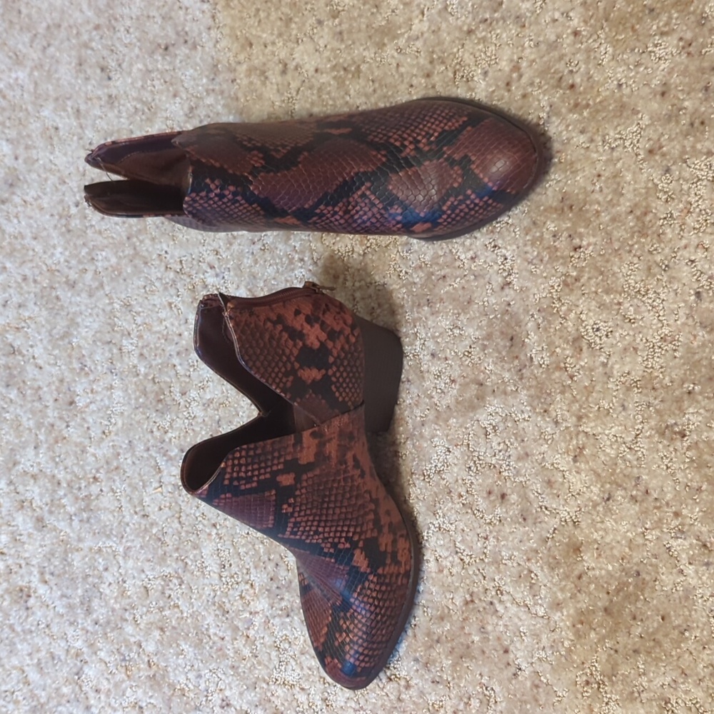 New never worn booties size 8